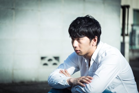 落ち込む男性