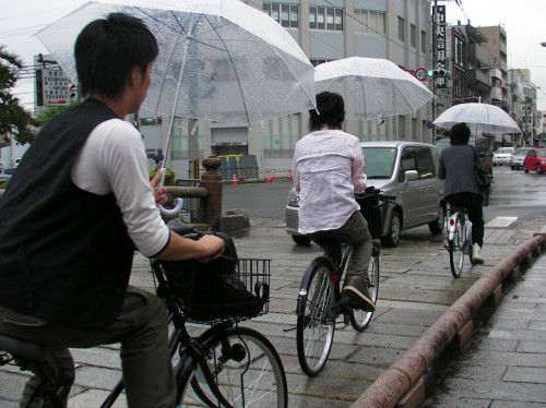 自転車取り締まり強化と言ってたのに結局傘さし運転は見逃す