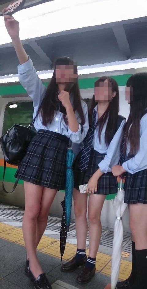Asian schoolgirl fucked on bus