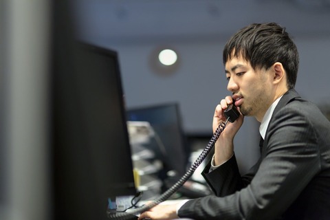 LIG75_denwawokakerudansei1194_TP