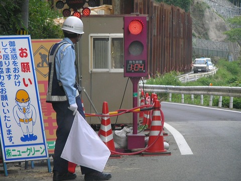 Traffic_signal_and_Security_guard_P5292395