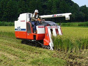 300px-Rice-combine-harvester,_Katori-city,_Japan