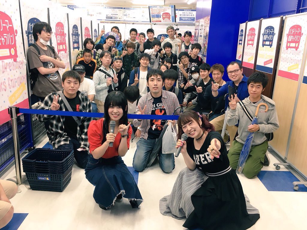 【画像】オタクさん、アイドルとの集合写真で『俺はこいつらとは違う』とイキってしまうwwwwwwwwwwwwww