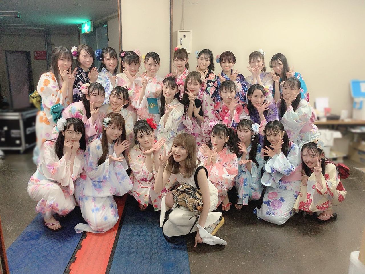 Love Me合同コンサート後に指原pが集合写真 あきば採れんど