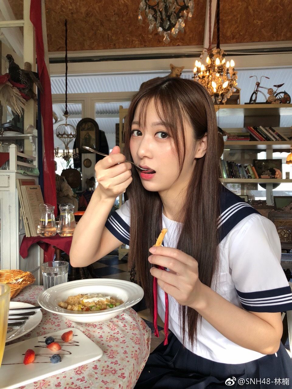 Snh48 チームhii 林楠 セーラー服でお食事したらお尻突き出しグラビアポーズ Snh48sparks Snh48 チームhii 林楠 セーラー服でお食事したらお尻突き出しグラビアポーズ Snh48sparks