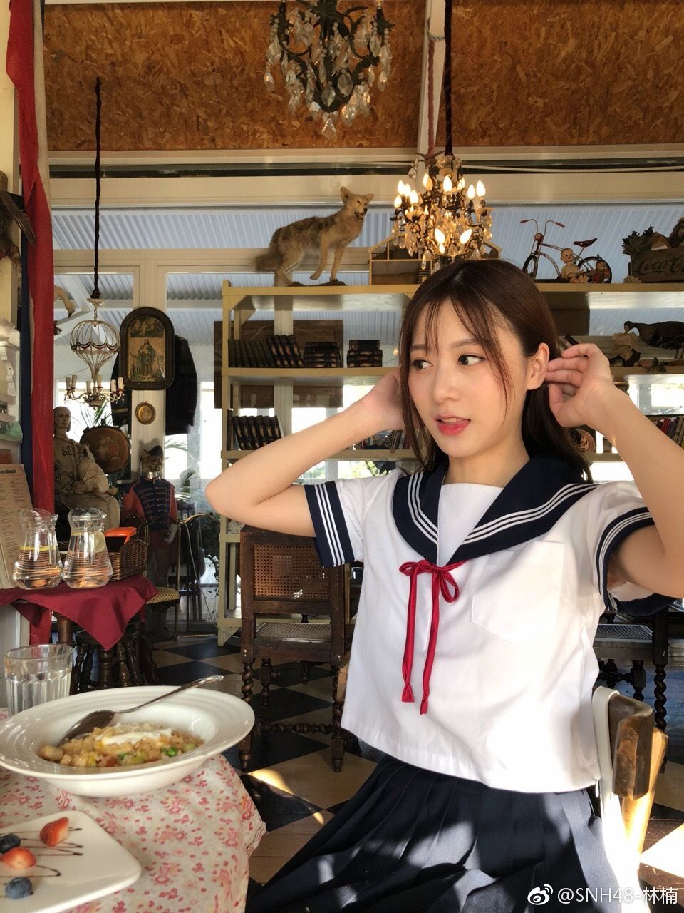 Snh48 チームhii 林楠 セーラー服でお食事したらお尻突き出しグラビアポーズ Snh48sparks Snh48 チームhii 林楠 セーラー服でお食事したらお尻突き出しグラビアポーズ Snh48sparks