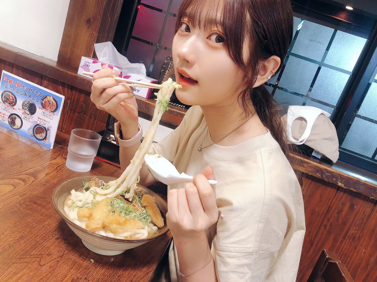 神志那結衣さん 卒業生の山田まりりと食事をする Akbフレンド