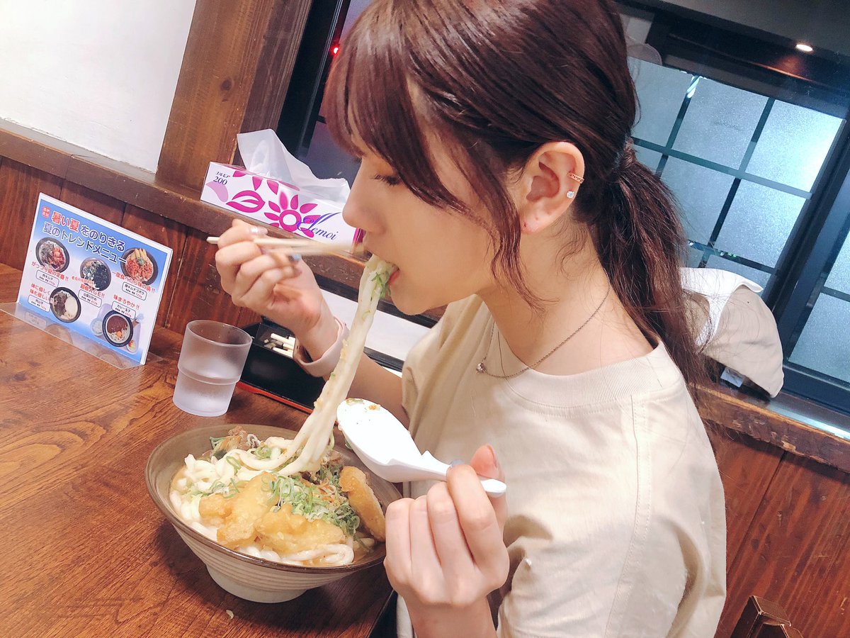 神志那結衣さん 卒業生の山田まりりと食事をする Akbフレンド