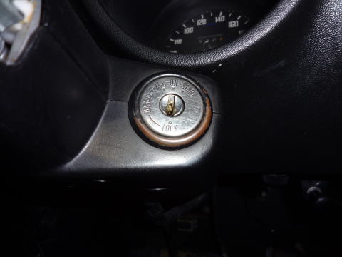 未だに車のエンジンかけるのにボタンじゃなく鍵を回してる原始人っているの Akbフレンド