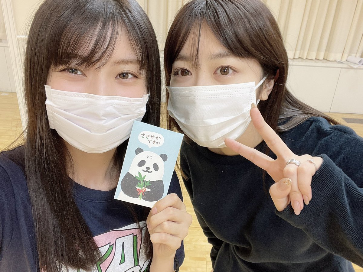 峯岸みなみさん メンバーにお年玉を配る Akbフレンド 峯岸みなみさん メンバーにお年玉を配る Akbフレンド