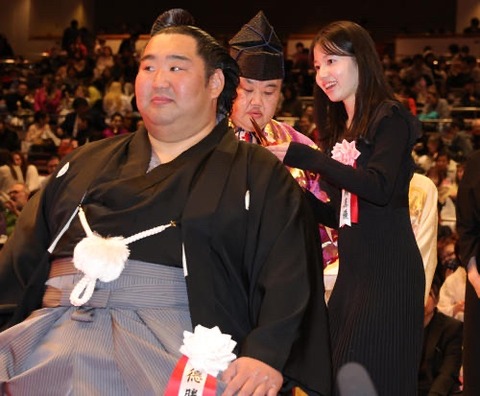 【AKB48】正鋳真優、元幕内 徳勝龍の断髪式に出席