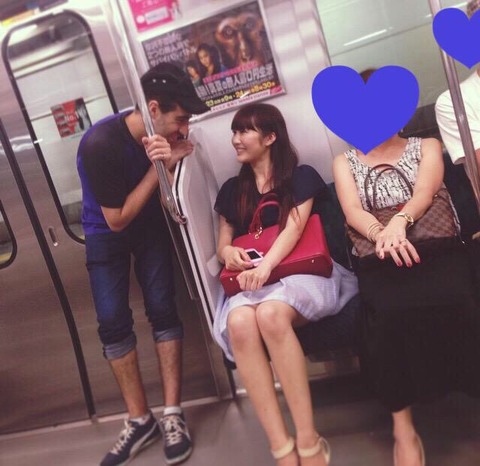 うどんNMBが電車内で男とイチャつく画像流出