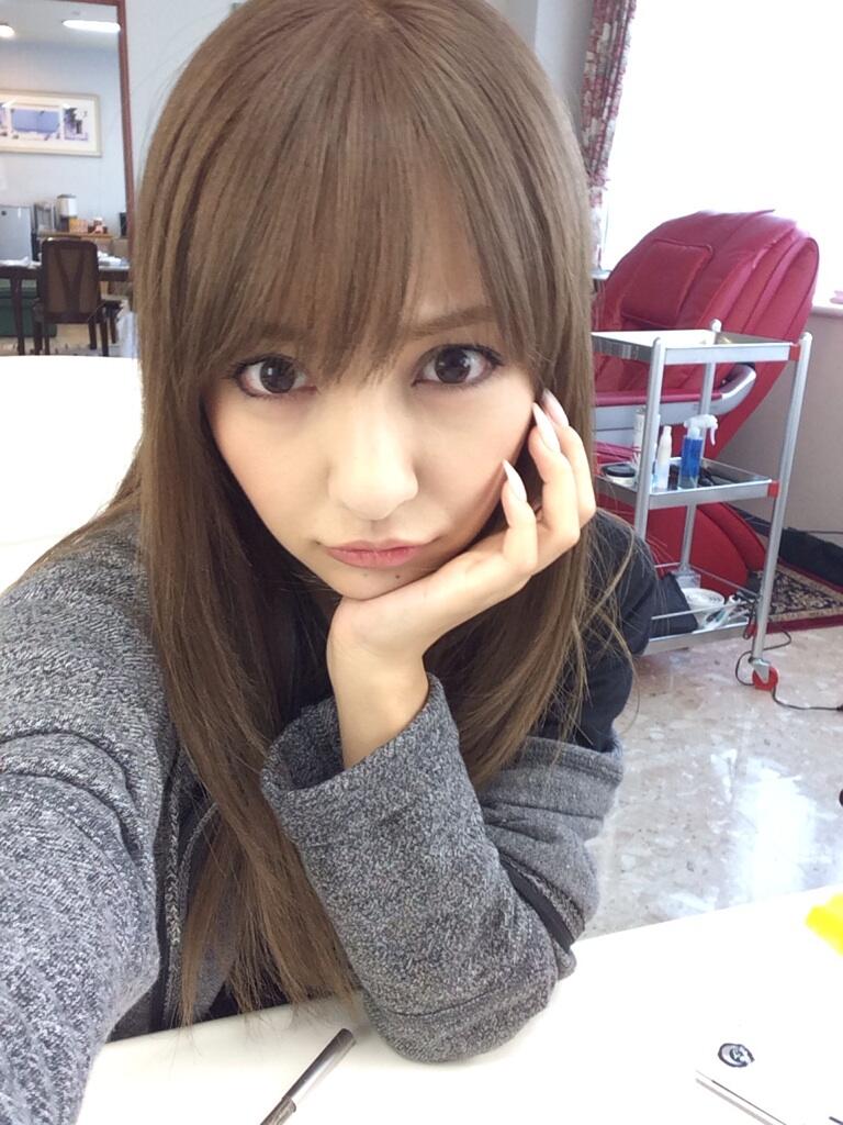 Akb48 ともちんこと板野友美 22 金髪やめる 髪を暗めに染める ファン めっちゃ可愛い と絶賛 芸ちゃんねる