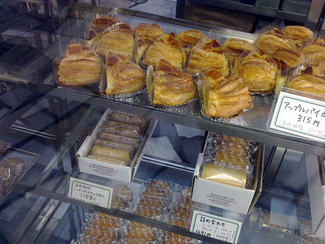 近江屋洋菓子店 絶品アップルパイとレーズンビスクウィ Akibaranger