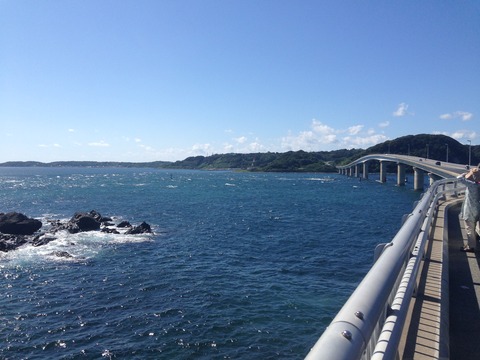 PC1は観光名所でもある角島。高架橋に吹き付ける北東風が強すぎる。