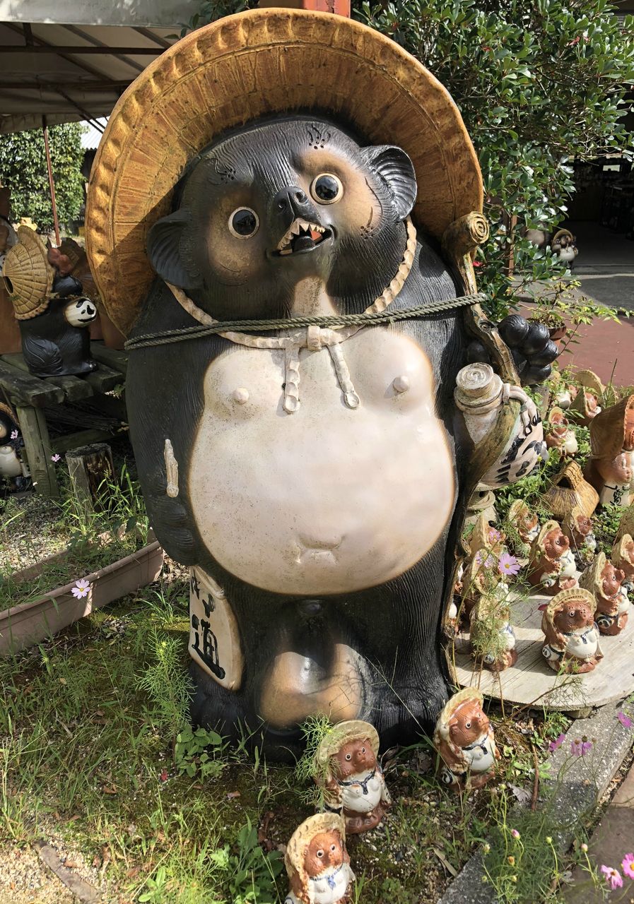 狸の置物 怖い 信楽焼き ぼっぼっボルゾイ