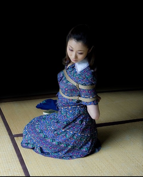 SM・今夜のおかず（緊縛写真集）:川上ゆう その54 着衣緊縛～吊り責め（11枚の連続写真）