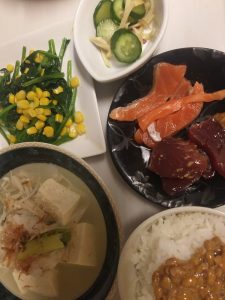 お刺身、湯豆腐、ほうれん草いため、浅漬けで1日1500円