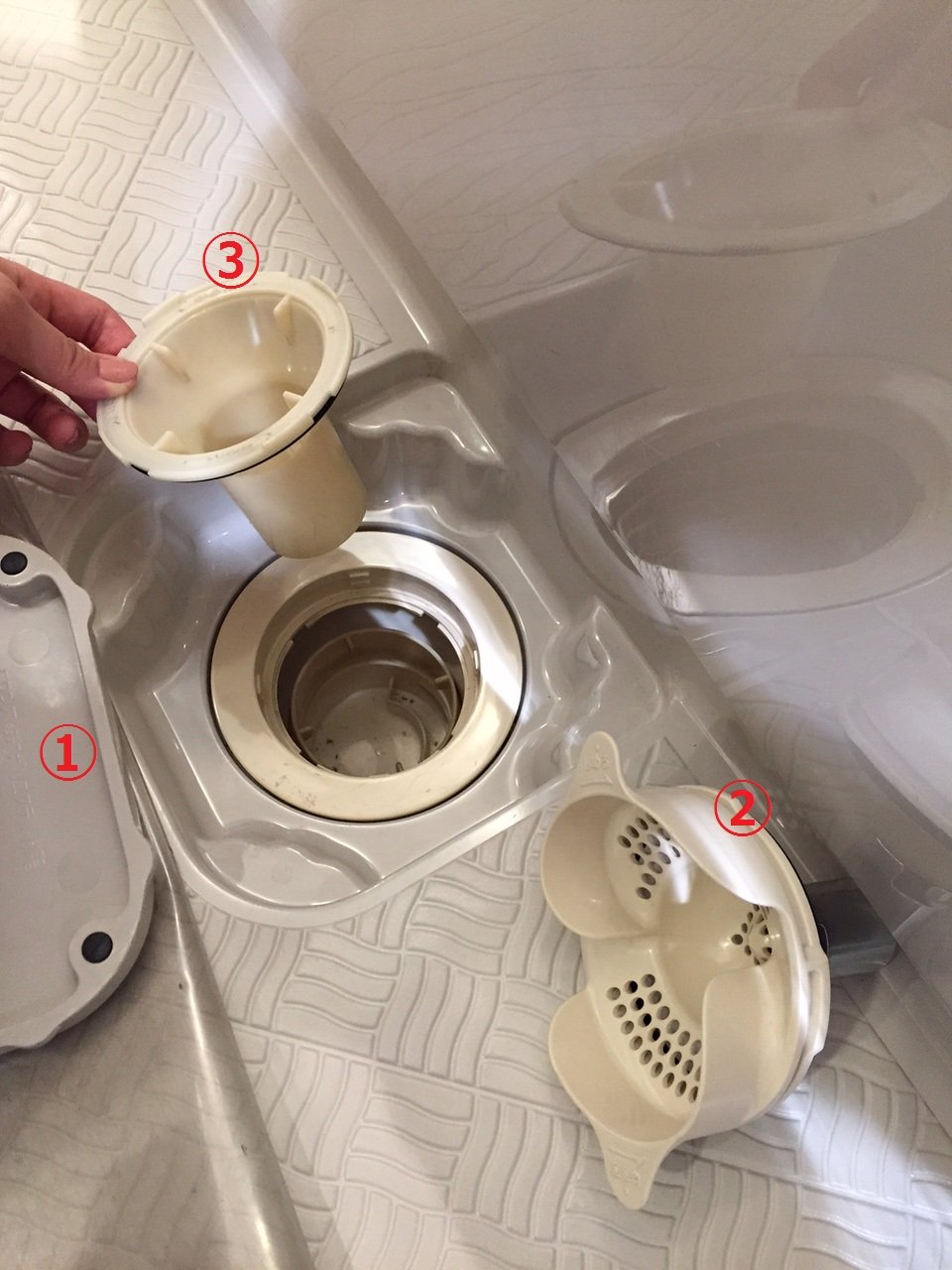 お風呂の排水溝をチェック 意外と湯船の形状に違いあり アキマキの工務店の家でいこう