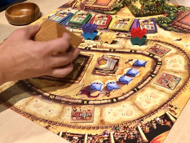 �����������ä��ԥ�ߥåɤ򿶤äƤ��륷����