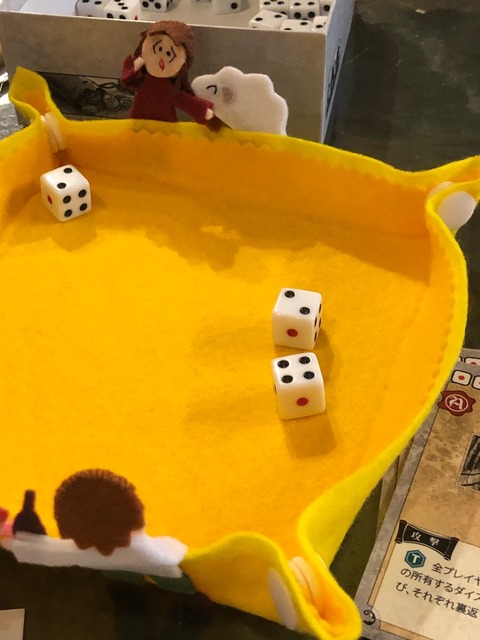 ������3�Ĥ򿶤äƤ�