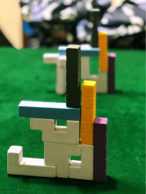 ボドゲ『TUKI』のブロックを積み上げた写真