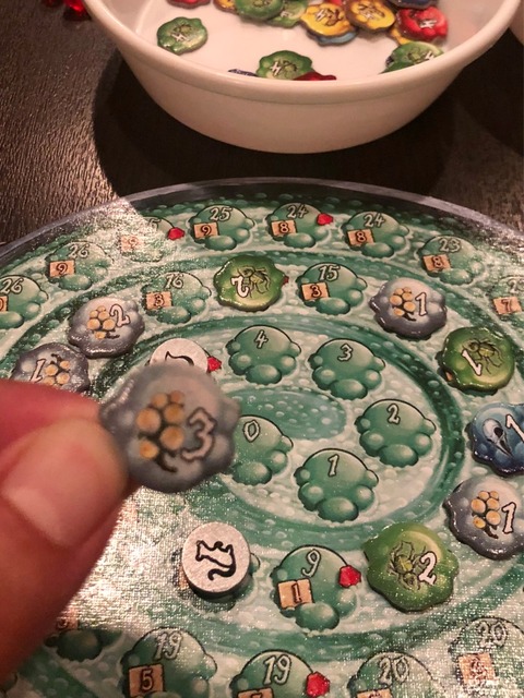 3の白チップを持っているところ