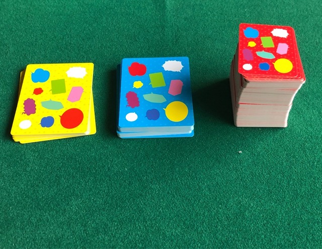 3¼ïÎà¤Î¥«¡¼¥É¤¬»³»¥¤Ë¤Ê¤Ã¤Æ¤ë¼Ì¿¿