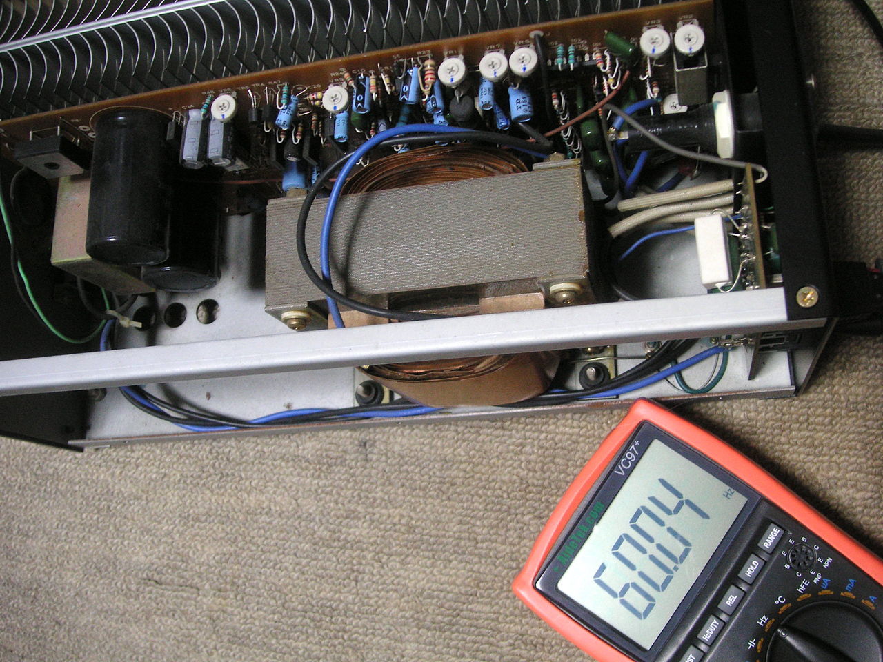 CSE R-100（電源アイソレーションレギュレーター）の導入と出力周波数