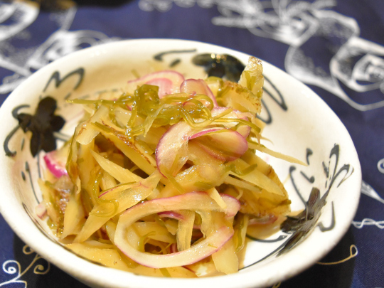 ごぼうと切り昆布の酢醤油和え。さっぱりヘルシーな箸休め。