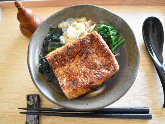 分厚い 栃尾の油揚げの 焼ききつねうどん カリカリジューシーで食べ応えのある簡単ごはん Super Slow Iegohan 毎日呑んでもダイエット ボディメイクおつまみ