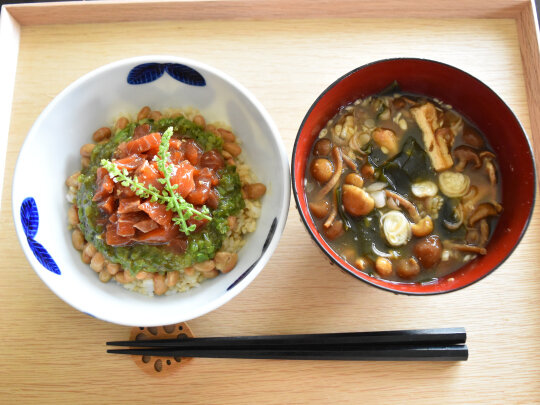 づけサーモンとめかぶと納豆丼 ヘルシー食材の組み合わせのさっぱり丼 Super Slow Iegohan 毎日呑んでもダイエット ボディメイクおつまみ