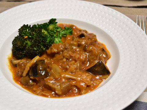 豚肉と色々きのこのトマトチーズ煮込み。うまみ食材たっぷりのあったかメイン料理。