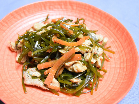 切り昆布と豚肉の炒め煮。箸休めにもなるほっこり和の副菜。