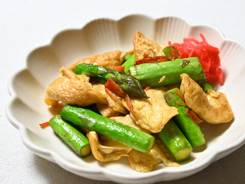 アスパラ麩チャンプルー。シャキシャキのアスパラガスとふんわり沖縄のお麩の食感でお酒が進むおつまみ。