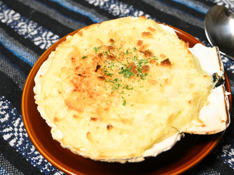 ホタテとマッシュポテトのコキール(グラタン)。大きなホタテの殻も使った見た目もかわいいあったかおつまみ。