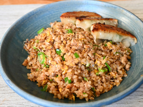 サバ缶と卵のシンプルチャーハン。煮汁は捨てないで！うまみたっぷりでびっくりするくらいおいしいチャーハン。