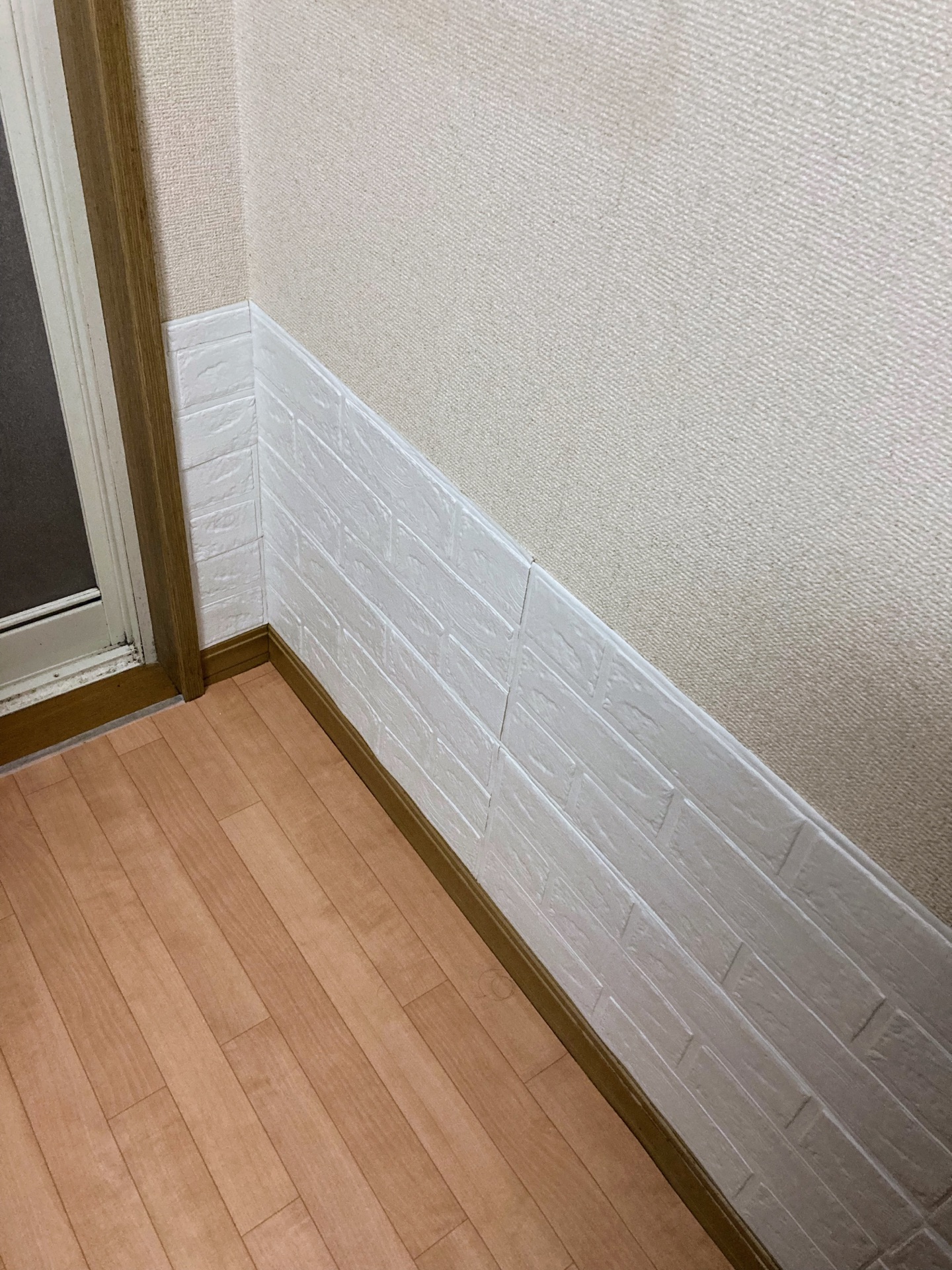 ママブログあーさんの日々ほのぼの 洗面所の壁にダイソーのクッションシート貼ってみた