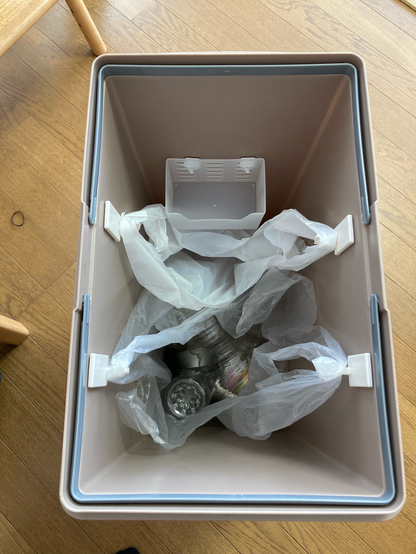 ママブログあーさんの日々ほのぼの ダイソーグッズでゴミ箱の中を分別してみた ママブログあーさんの日々ほのぼの ダイソーグッズでゴミ箱の中を分別してみた