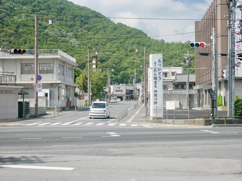 伊部駅から正面