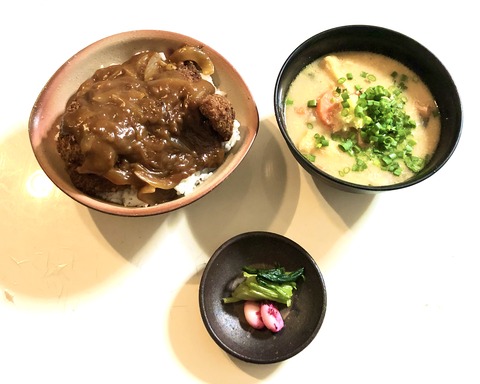 デミグラスソースカツ丼　粕汁　備前焼