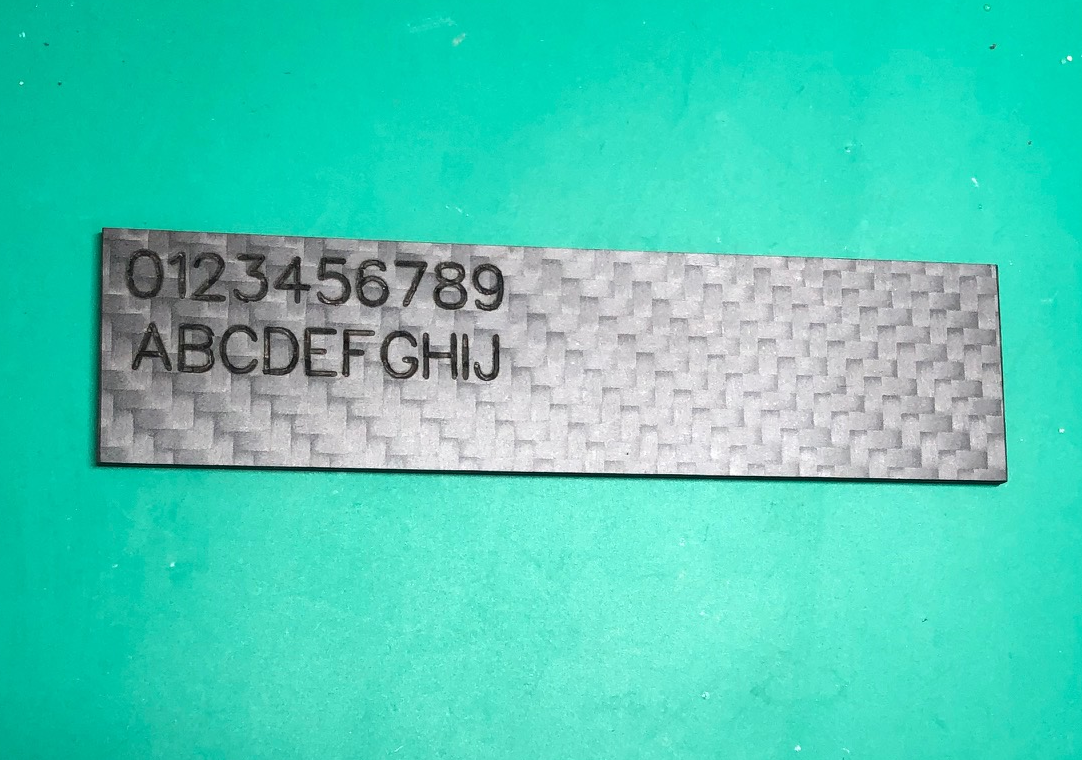 炭素繊維にファイバーレーザーマーキングできる アコン社長のモノ作り日記