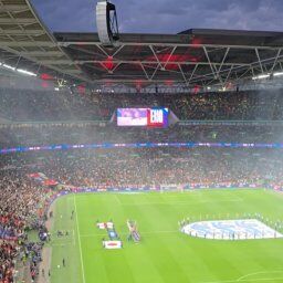 英国「日本と俺たちは兄弟なんだよ」 7万人のイギリス人が日本に敬意を示す光景が大反響