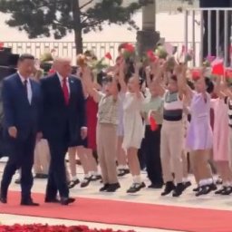 海外「子どもを使った北朝鮮スタイルでトランプを歓迎する中国www」