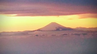 雲に浮かぶ富士山