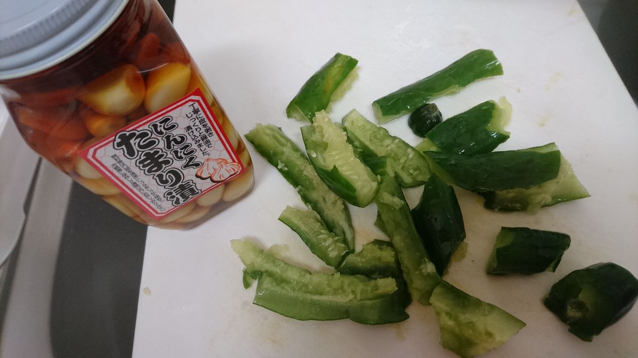 1人酒 枝豆 きゅうりの醤油漬け 8杯目 アルコール フリークの逡巡