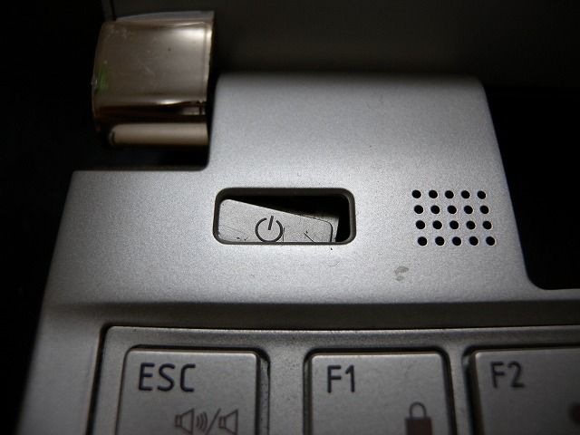 電源ボタンが陥没 Toshiba ノートpc修理 湘南のパソコン修理専門店 下田商会 0466 48 2386