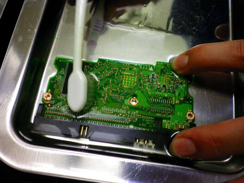 泥水に埋まってしまったhddの清掃 洗浄中 湘南のパソコン修理専門店 下田商会 0466 48 2386