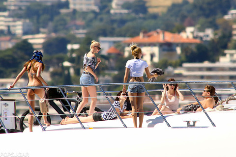 Leonardo-DiCaprio-surrounded-bevy-women-yacht-day