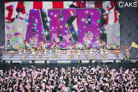 AKB48_live2-560x373